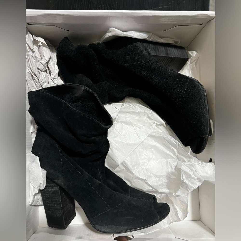 Women’s ankle booties.
